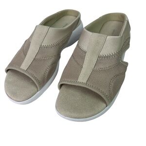 Easy Spirit Women’s Slip On Comfort Sandals Sz 7M Tan Color Textile Upper